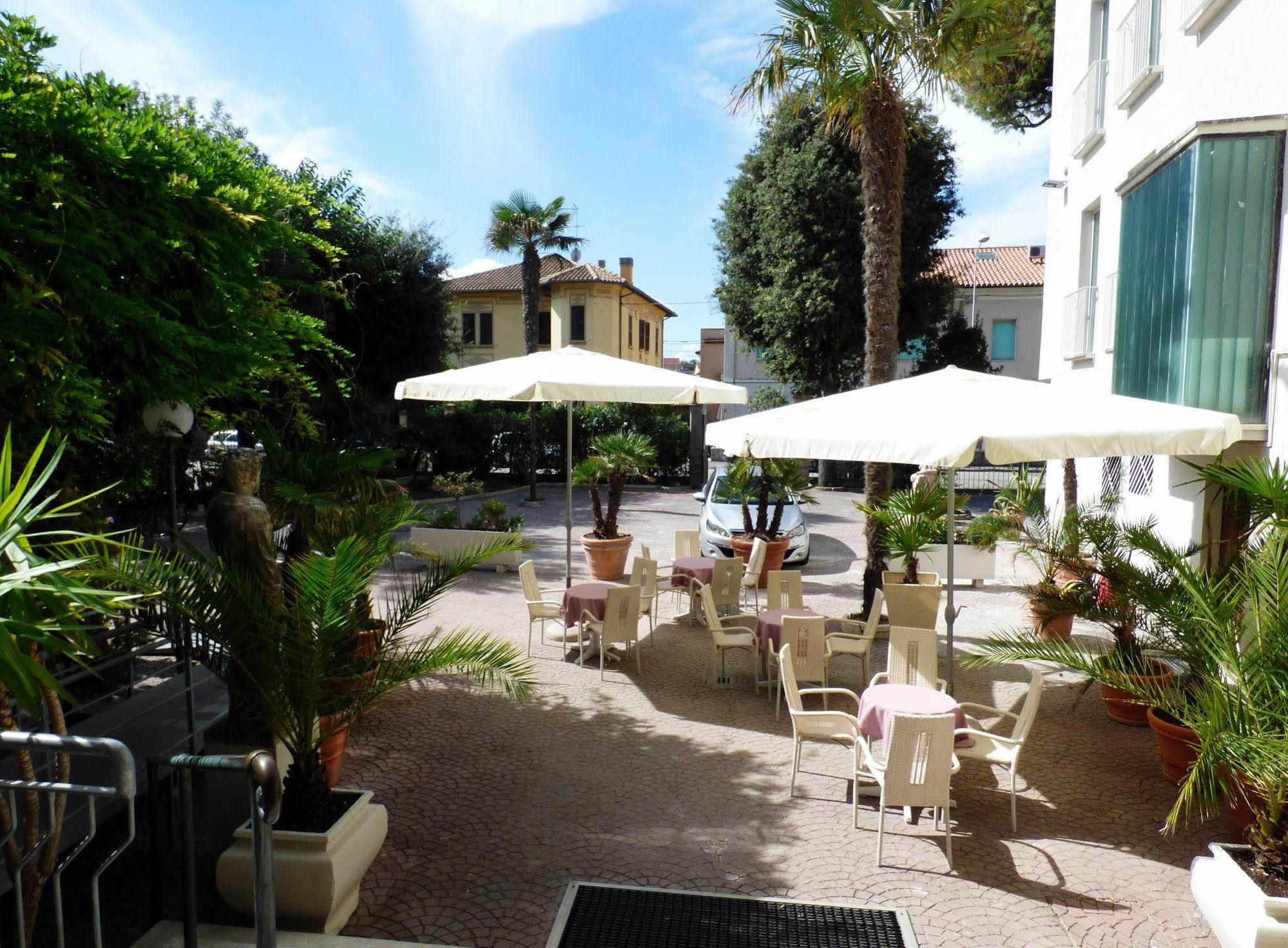 Hotel Cristallo Senigallia Exteriör bild